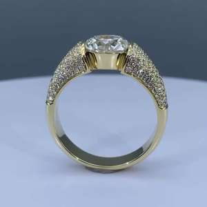 Bague en or jaune pour homme avec diamant de laboratoire de 3,00 ct, taille pavé, certifiée IGI, clarté VVS-VVS - Product Image 2