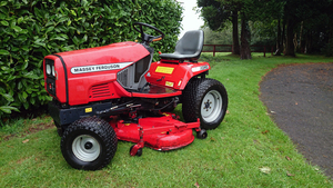 รถแทรกเตอร์การเกษตร Massey Ferguson รุ่น MF135 MF165 MF185 MF240 MF245 MF260 MF290 MF358 MF390 MF399 ใหม่และมือสองขายส่ง - Product Image 2