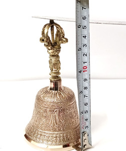 Elegante campana de mano de latón puro de 6 pulgadas decoración de boda de aspecto antiguo hecha a mano con diseño elegante embalado en cartón - Product Image 2