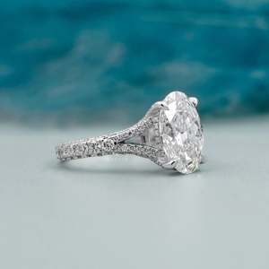 Anillo de Compromiso de Corte Ovalado con Banda de Diamantes Pavé en Oro Blanco - Anillos de Diamantes de Lujo - Product Image 2