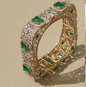 Elegante brazalete de latón con motivo de pavo real y delicados bordes de perlas. Acabado real. Disponible a precios de mayoreo. - Product Image 4