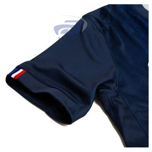 Maillot de football bleu et rouge à motif géométrique, respirant, 100 % polyester, col en V, personnalisable avec le nom de l'équipe - Product Image 2