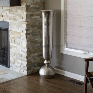 Vase en métal de haute qualité de couleur noire riche avec une forme cylindrique élégante et un design texturé idéal pour la décoration intérieure moderne - Product Image 4