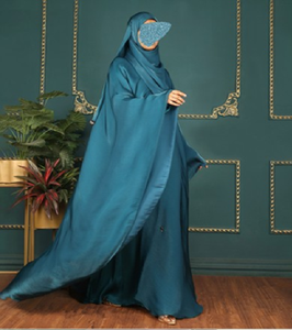 Abaya neutre avec broderie géométrique complexe sur les manches. Disponible à prix de gros. Parfait pour l'élégance au quotidien. - Product Image 6