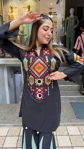 Lanzamiento de Nueva Colección de Kurta Festiva de Diseñador, Tela Palazzo de Algodón Puro con Bordado y Trabajo de Espejos Reales, Reversible para Fiestas - Product Image 2