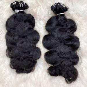Venta al por mayor 100% Sin procesar Onda del cuerpo Virgen Cabello indio Color negro natural Mojado y ondulado Cabello trenzado - Product Image 1