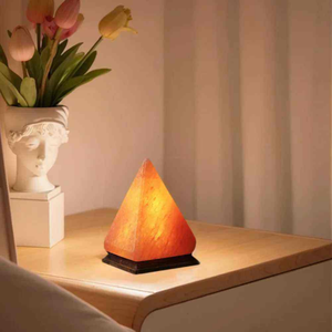 Lampe en sel rose de l'Himalaya 100% naturelle, forme pyramidale, petite, de 1 kg à 2 kg, lampe en pierre de sel sculptée à la main avec cordon et ampoule, idéale pour un cadeau - Product Image 1