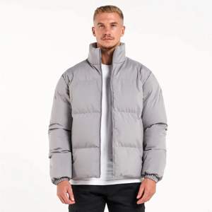 Veste matelassée durable pour homme avec matériau résistant à l'eau et poches zippées sécurisées pour les activités de plein air - Product Image 3