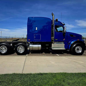 Camión Semirremolque Sleeper de Alto Rendimiento 2022 567 de Tres Ejes - Dormitorio de Techo Medio de 80 Pulgadas, 565HP, Automático de 18 Velocidades, Listo para Envío Mundial - Product Image 5