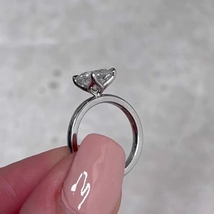 Anillo solitario de CZ blanco de corte ovalado de 10x8mm en Oro Blanco | Joyería clásica de compromiso o promesa - Product Image 2