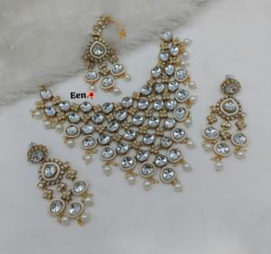 Tour de cou classique Kundan en plaqué or avec boucles d'oreilles et tikka pour les mariages et les fiançailles des femmes - Product Image 4