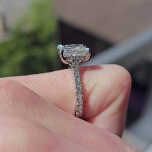 Anillo de Diamante Cultivado en Laboratorio con Corte Princesa de 4.60 Quilates, Diseño de Halo Catedral, Color DEF, Claridad VVSVS - Product Image 5