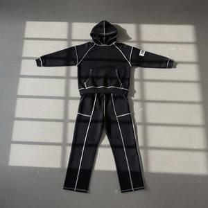 Ensemble de survêtement pour femme en coton lourd personnalisé, style streetwear, coupe ajustée, haut court, deux pièces, noir avec surpiqûres blanches contrastées - Product Image 3