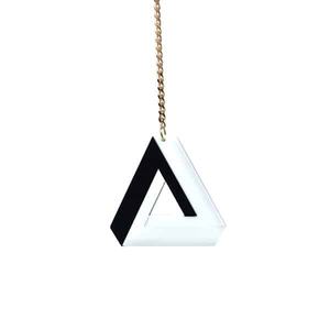 Collier en plexiglas triangle impossible - Product Image 1