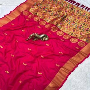 Sari de Seda Paithani VASTRA COTTAGE con Zari Dorado, Pallu Meenakari Tejido con Diseño de Pavo Real, Borde Tradicional y Blusa a Juego - Product Image 3