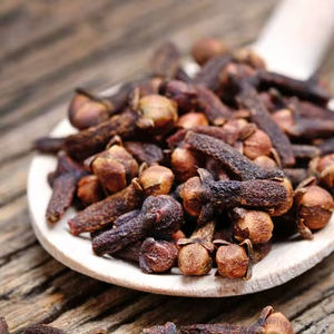 โรงงานผลิต ขายส่ง ราคาโรงงาน คุณภาพส่งออกระดับพรีเมียม ความบริสุทธิ์ 99%+ น้ำมันหอมระเหยจากกานพลูอินเดีย สำหรับส่งออก เครื่องเทศทั้งลูก - Product Image 1