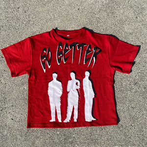 Camiseta Gráfica Roja con Estampado Go Getter, Camiseta de Algodón de Manga Corta Estilo Urbano - Product Image 1