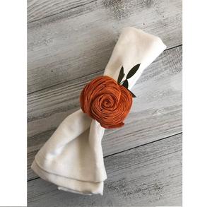 Anneau de serviette en bois écologique avec accent en laiton, design personnalisable, décoration de table moderne de luxe pour mariage et fête - Product Image 3