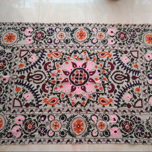 Cubrecama Bohemio Azul Suzani, Hecho a Mano en India, de Algodón y Lino, Bordado con Diseño Personalizado, Ecológico y Amigable con la Piel - Product Image 1