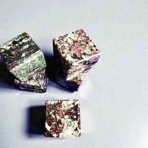 Cubo Eudialyte de calidad superior, piedra preciosa de cristal de ágata bellamente tallada DE LA India grabada con tema de amor, Exportación exquisita - Product Image 3