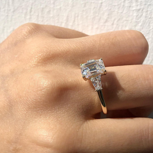 แหวนเพชรทรงเหลี่ยมมรกต 3.00 กะรัต สี E ความสะอาดระดับ VS1 เพชรเลี้ยงในห้องปฏิบัติการ แหวนหมั้นแบบสามเม็ด ทองคำขาว 14k - Product Image 2