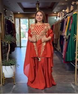 Ensemble Sharara Festive Wear avec haut brodé, Dupatta et détails séquentiels en soie pour un look époustouflant - Product Image 3