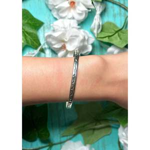 Brazalete de Plata de Ley Hecho a Mano por los Navajo, Joyería Cultural Coleccionable - Product Image 4