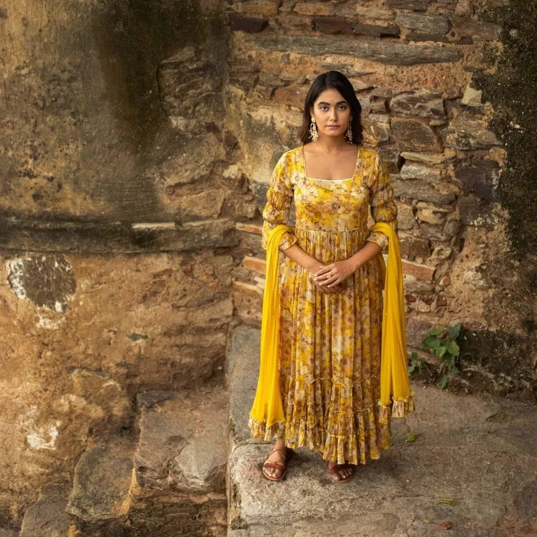 Zonnebloemdromen Omarmen De Uitstraling Van De Zomer Felgele Mooie Chinon Kurta Met Bloemenprint Voor Vrouwen Door Indiase Verkoper