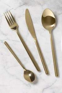 Elegante juego de cubiertos dorados pulidos, desarrollado con artesanía refinada que ofrece un atractivo gastronómico de primera calidad. - Product Image 3