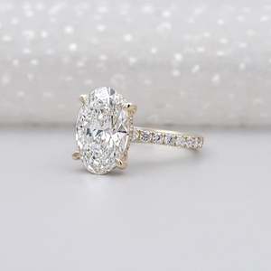 Anillo de Compromiso con Halo Oculto de Corte Ovalado Certificado por IGI con Banda de Diamantes Redondos en Pavé - Product Image 3