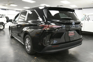 Toyota Sienna XLE 2023, 5 Pasajeros, Tracción Delantera, Volante a la Izquierda, Asientos de Cuero, Cámara Trasera, Emisión Euro III, ESC - Product Image 3