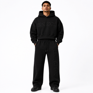 Ensemble survêtement streetwear haut de gamme en coton noir imprimé, comprenant un sweat à capuche oversize épais et un pantalon de survêtement large, personnalisable avec logo OEM - Product Image 1