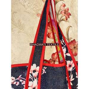 Vintage Reversible Kantha Tote Bag Floral Impreso Reciclado Sari Estilo plegable con patrón geométrico para ir de compras - Product Image 3