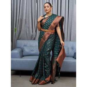 Precioso Sari Verde de Seda Suave Tejida con Blusa, Elegante Ropa de Boda - Product Image 5