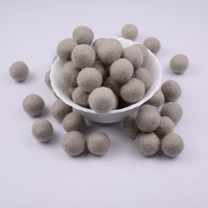 Boule de feutre kaki de 2 cm faite à la main Commande minimum 100 pièces du Népal pour la maison décorations de Noël intérieures emballées dans un sac - Product Image 1