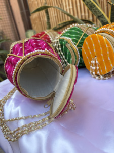 Magnifiques pochettes en soie Bandhani faites à la main, ensemble classique décontracté de pochettes Potli avec fermeture éclair, célébrez l'artisanat indien intemporel - Product Image 1