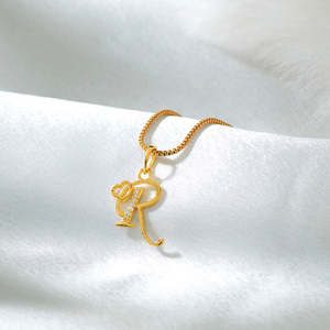 Colgante chapado en oro con letra R adornada con tachuelas - Product Image 1