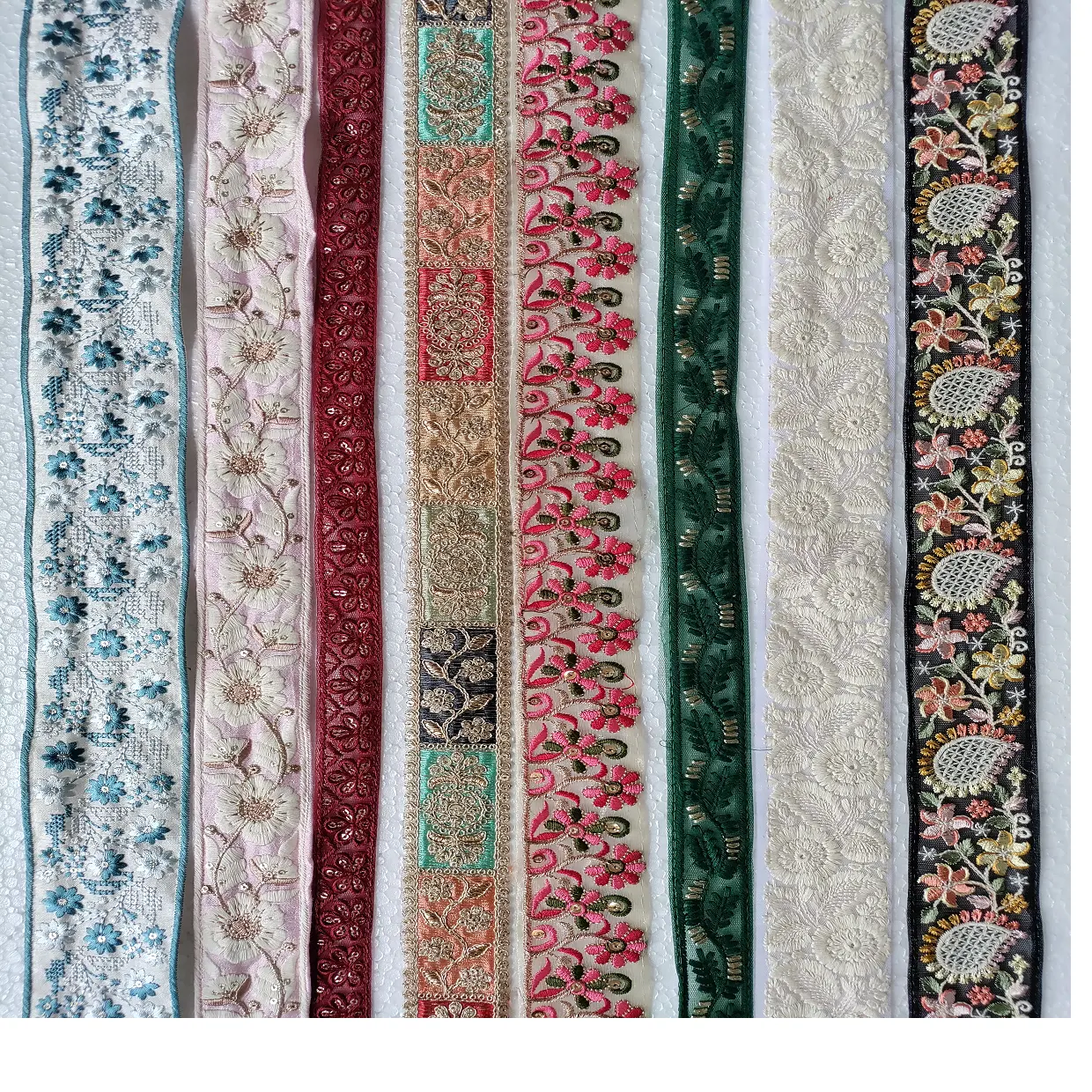 Maßge schneiderte maschinen gestickte Bänder und Schnürsenkel in verschiedenen verschiedenen Designs und Farben für Brautkleider
