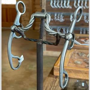 Corrección de brocas de filete occidental ecuestre de acero inoxidable de alta calidad Boquilla de rodillo de alambre trenzado Fábrica al por mayor Caballo - Product Image 1