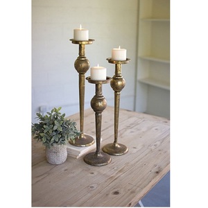 Elegante Portavelas de Metal con Patrón para Exhibir un Estilo de Diseño Moderno con Hermosa Luz Simétrica - Product Image 1