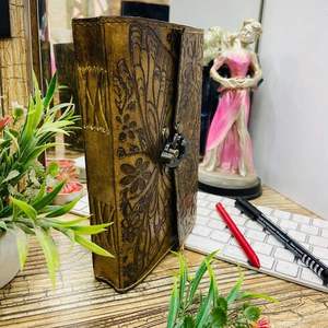 Journal en cuir fait main, carnet de voyage rétro, carnet de croquis d'art aquarelle, logo en relief, couverture rigide verrouillable, cadeau - Product Image 3