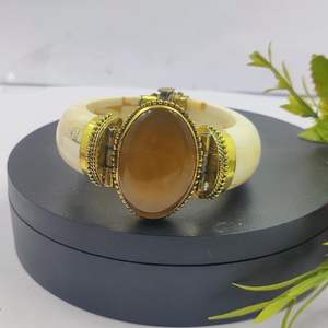 Bracelets en os naturel de style punk tribal écologique, accessoires de mode faits à la main pour les fêtes - Product Image 1