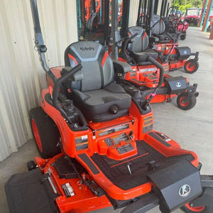 Compre un Tractor Cortacésped Kubota G261HD en Excelentes Condiciones, Incluye Recolector de Césped para Uso en Jardines - Product Image 1