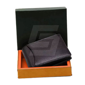 Cartera de cuero clásica diseñada con un material suave y duradero que proporciona un manejo cómodo para tarjetas, efectivo y monedas. - Product Image 2