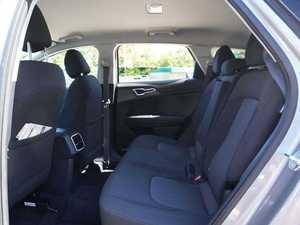 รถ Sportage Hybrid LX AWD ปี 2024 สีเทา มือสอง เกียร์อัตโนมัติ เบาะหนังสีเข้ม ระบบนำทาง สตาร์ทเครื่องยนต์จากระยะไกล หลังคาซันรูฟ รองรับ Android Auto ล้อแม็ก R17 - Product Image 3