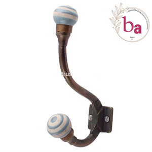 Ganchos para abrigos y sombreros de hierro fundido de latón antiguo con perilla de cerámica Herrajes PARA RIELES hechos a mano - Product Image 1