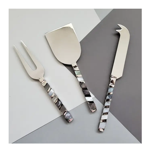 Ensemble de fromages de luxe en acier inoxydable poli miroir doré avec poignée en nacre et boîte d'emballage de cadeaux marron - Product Image 5