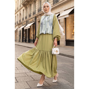 Conjunto de Dos Piezas en Satén Verde Oliva con Falda Estampada, Sin Cuello, Talla XS, para Primavera/Verano - Product Image 1