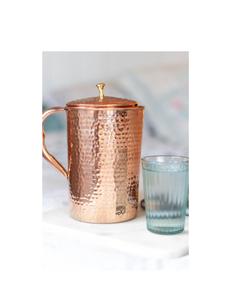 Impresionante jarra de cobre con patrones en relieve y Caño funcional adecuado para ceremonias formales o celebraciones en el hogar - Product Image 5