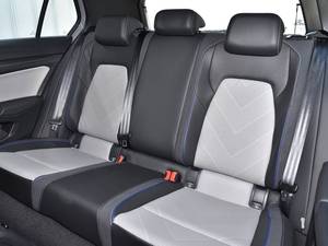 รถเอสยูวีมือสอง สีขาว รุ่น 300 TSI R-Line เครื่องยนต์เบนซินเทอร์โบ 4.1-6 ลิตร ขับเคลื่อนล้อหน้า พวงมาลัยขวา เบาะหนัง หลังคาพาโนรามิกซันรูฟ หลังคาอลูมิเนียมอัลลอย - Product Image 4